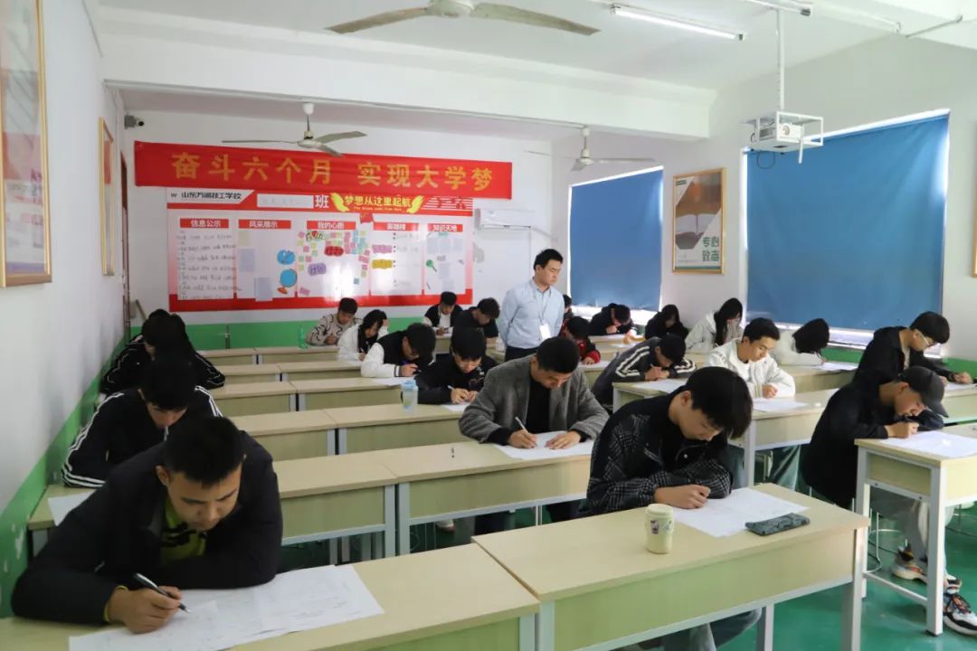 ������ͬ�W(xu��)��ɽ�|�f(w��n)ͨ�����W(xu��)У���W(xu��)���e���＾��һ���¿�
