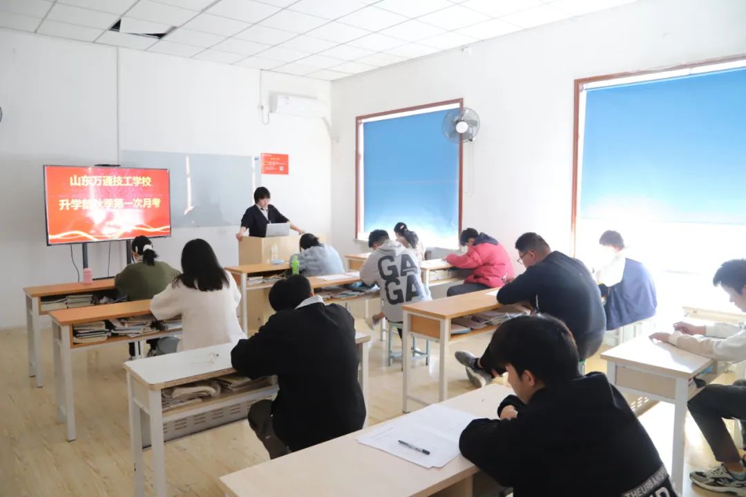 ���ͣ�ͬ�W(xu��)��ɽ�|�f(w��n)ͨ�����W(xu��)У���W(xu��)���e���＾��һ���¿�