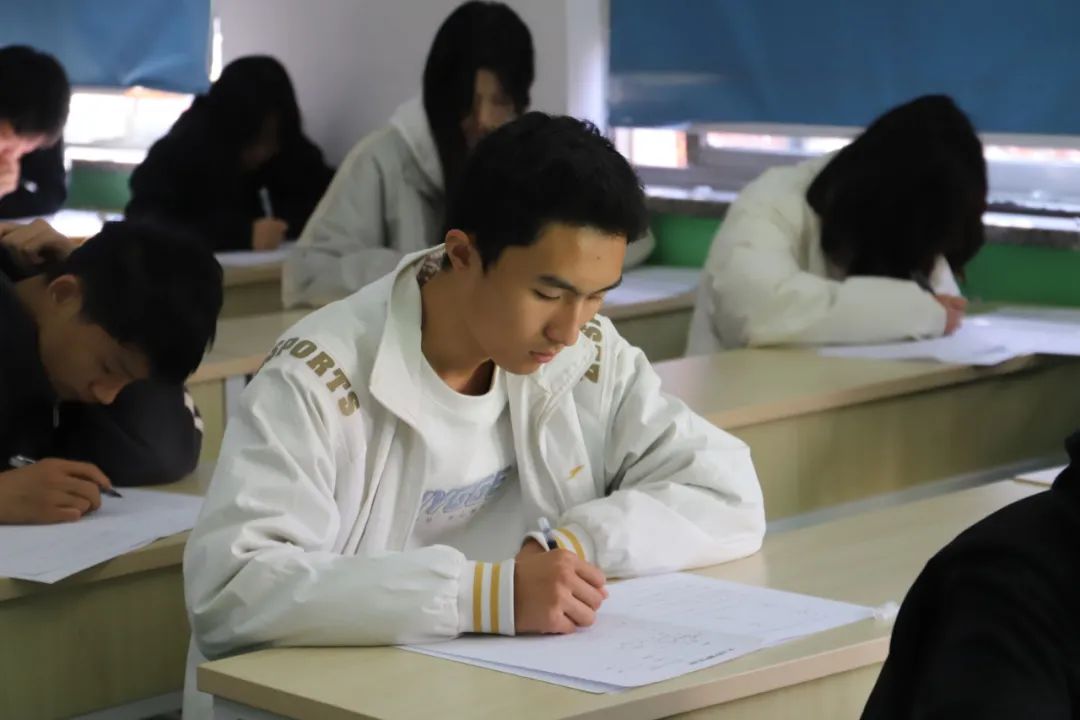 ���ͣ�ͬ�W(xu��)��ɽ�|�f(w��n)ͨ�����W(xu��)У���W(xu��)���e���＾��һ���¿�