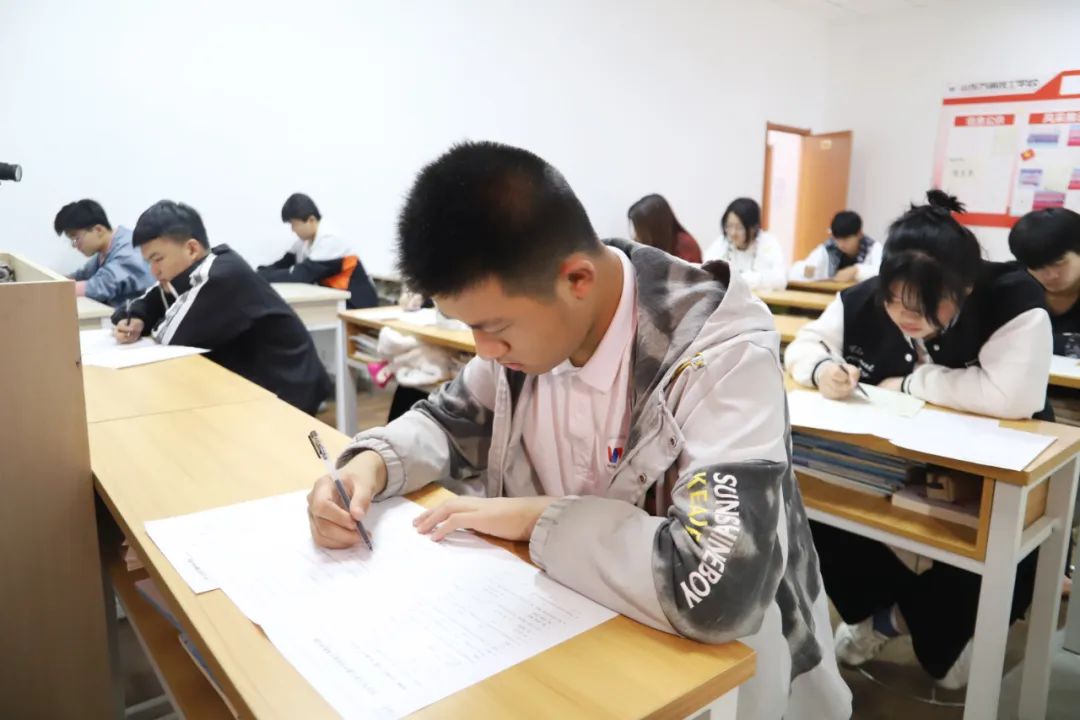 ������ͬ�W(xu��)��ɽ�|�f(w��n)ͨ�����W(xu��)У���W(xu��)���e���＾��һ���¿�
