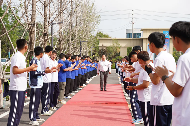 ������W(xu��)��|ɽ�|�fͨ�ܳ�У�ш�(b��o)����A�M��Ļ��������������fͨ�W(xu��)��ǰ��