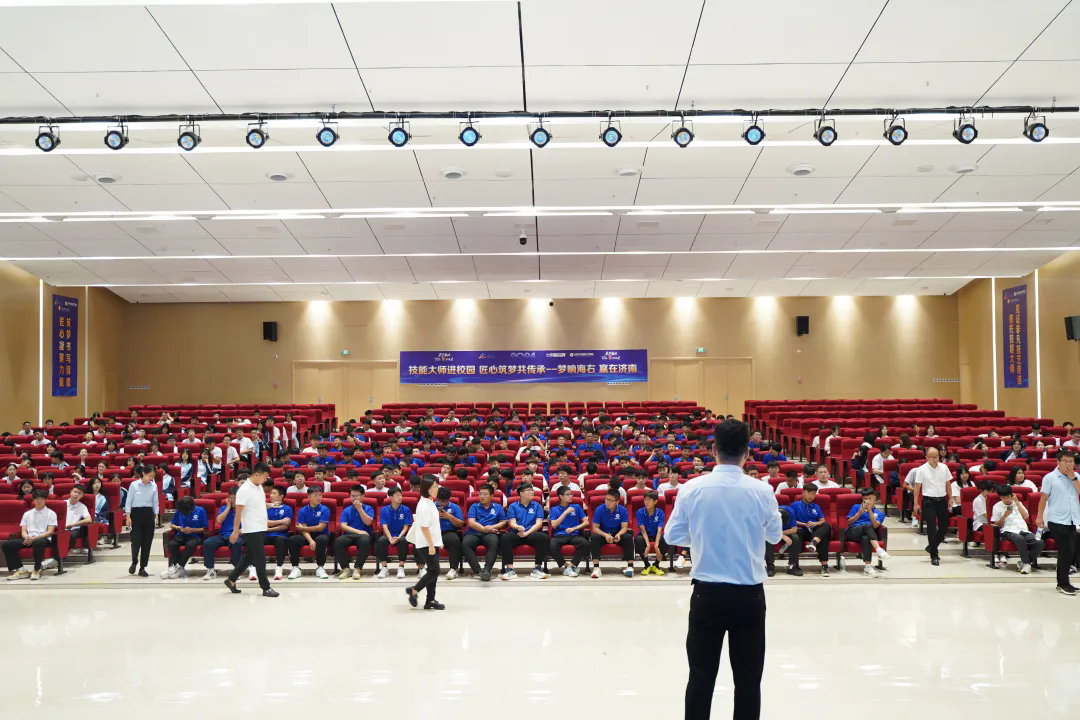 ��ã��W(xu��)��|ɽ�|�fͨ�ܳ�У�ш�(b��o)����A�M��Ļ��������������fͨ�W(xu��)��ǰ��