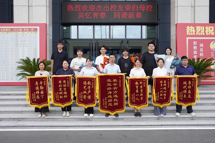 ������W(xu��)��|ɽ�|�fͨ�ܳ�У�ш�(b��o)����A�M��Ļ��������������fͨ�W(xu��)��ǰ��