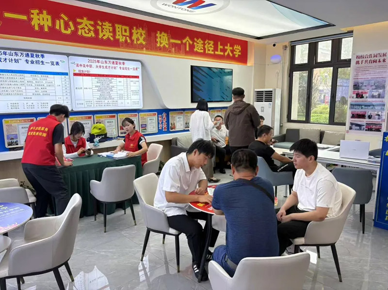 ��У���M��������ʮ���D(zhu��n)�W��߀�ЙC���������˽�ɽ�|�fͨ���@��Ժ���������V��