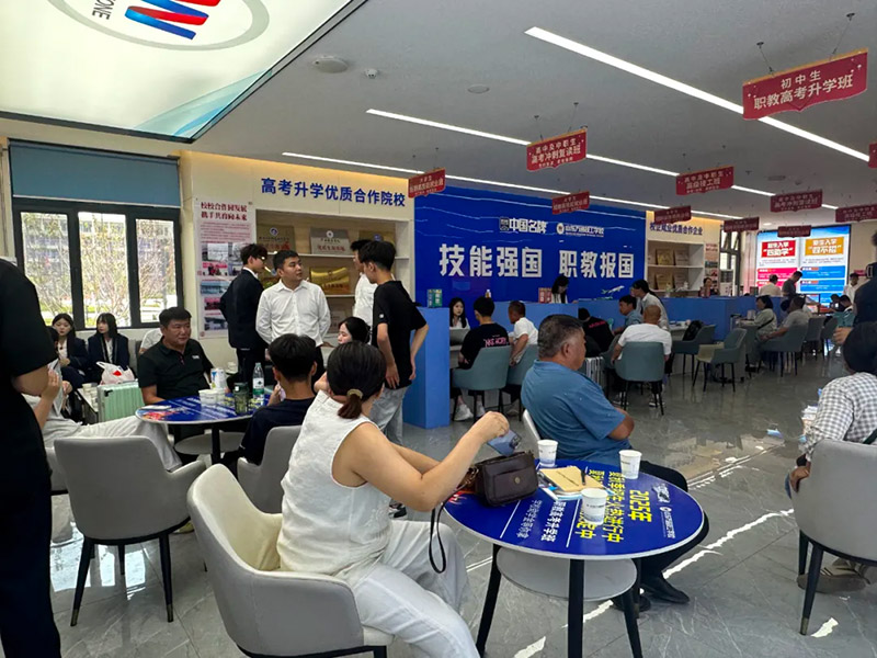 ��У���M��������ʮ���D(zhu��n)�W��߀�ЙC���������˽�ɽ�|�fͨ���@��ԺУ�������V��
