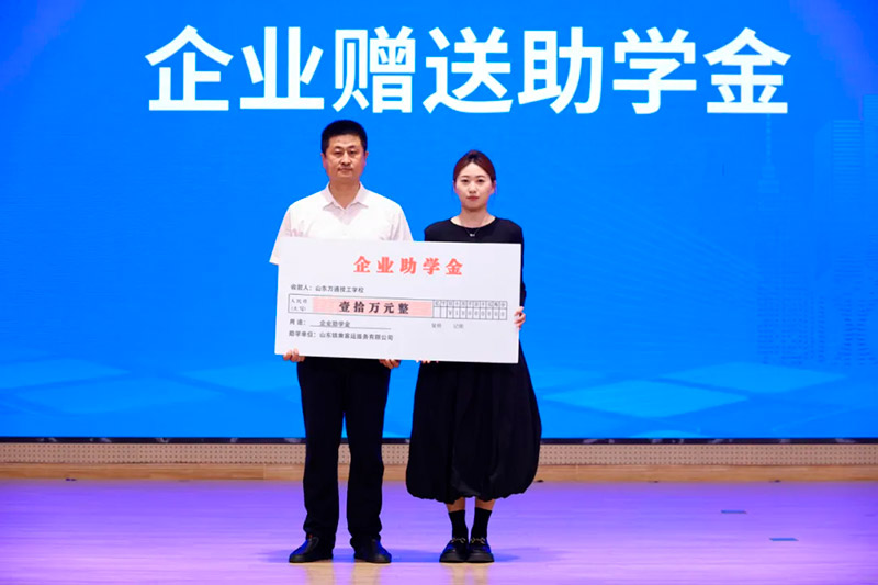 ��У���M��������ʮ���D(zhu��n)�W��߀�ЙC���������˽�ɽ�|�fͨ���@��Ժ���������V��