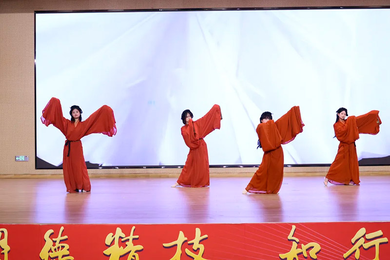 ��������(m��ng)ӭ��һ���ഺ����(m��ng)ҫ�fͨ��ɽ�|�fͨ��һ(li��n)�g���(hu��)�A�M��Ļ��